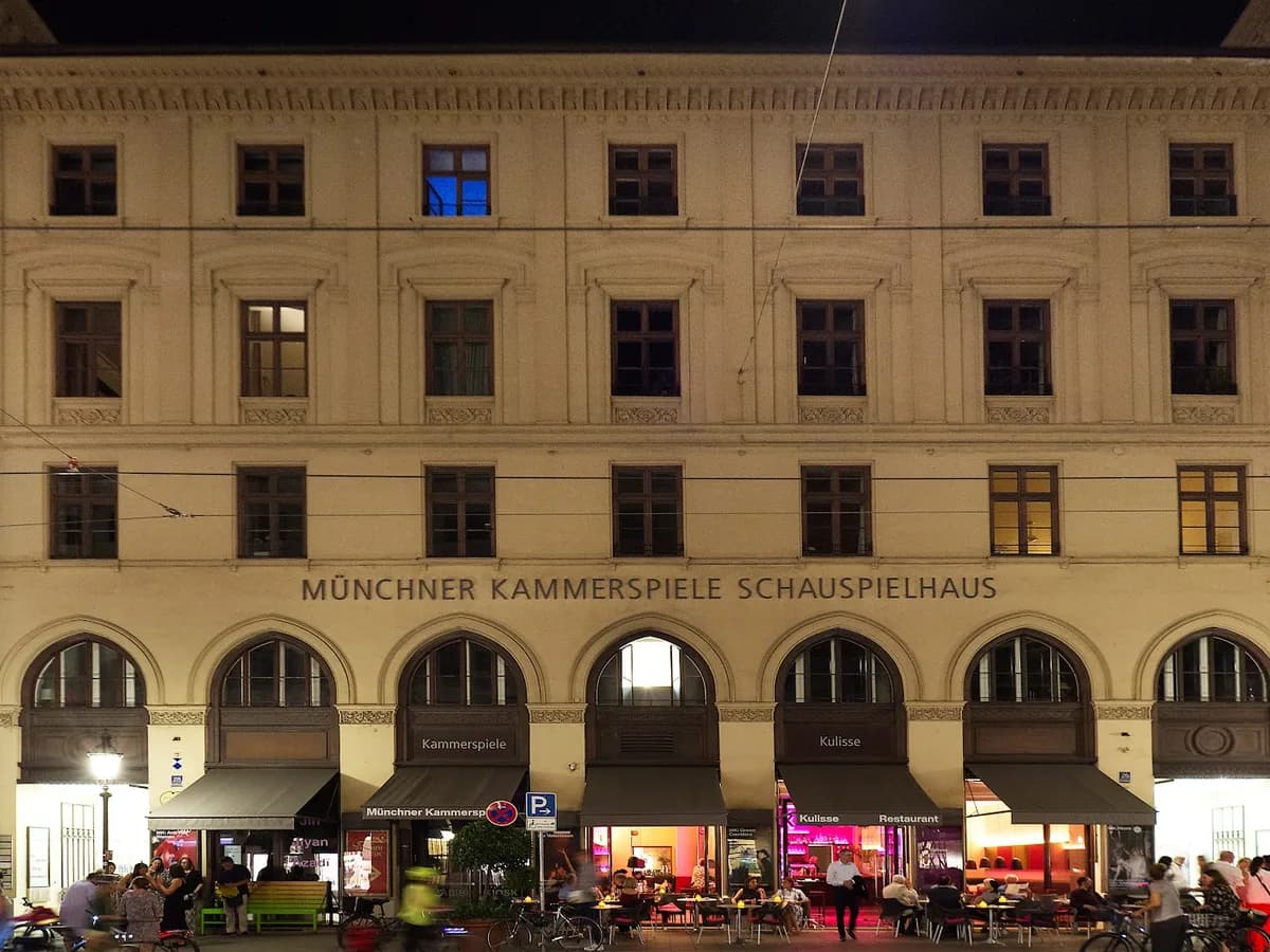 Kammerspiele München: Sollen sie doch Kuchen essen!