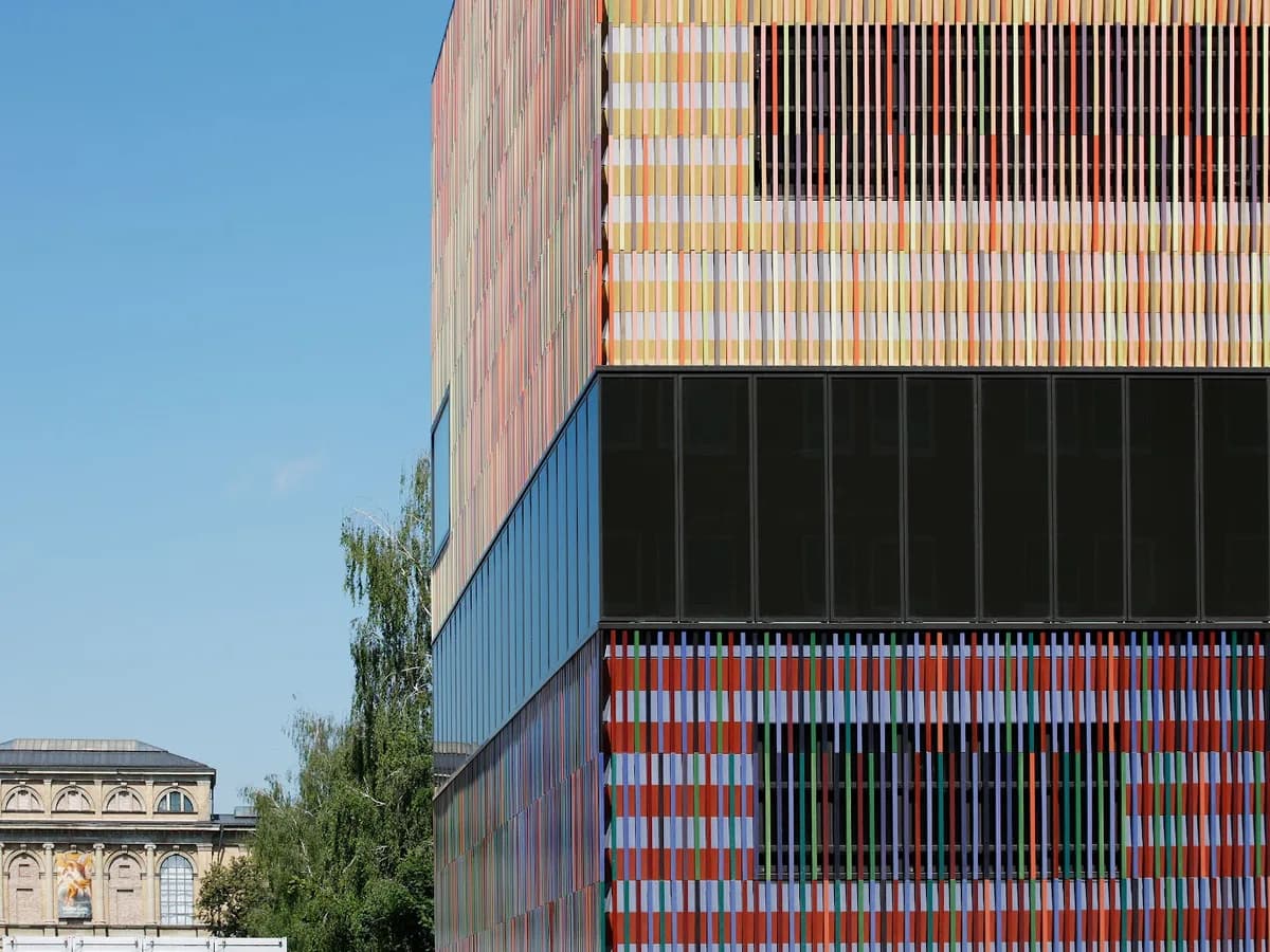 Guided tour An Hour with ... Franziska Linhardt, Curator, on “Carrying”